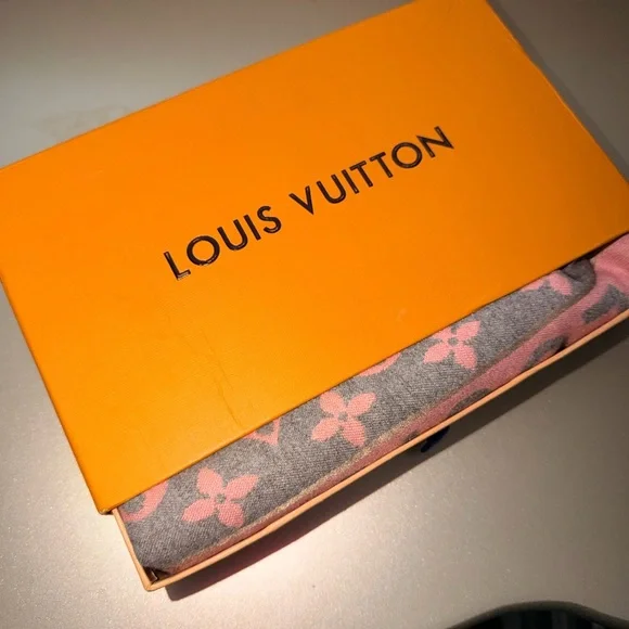New Pink and Gray LV shawl/Scarf/wrap - Picture 3 of 4